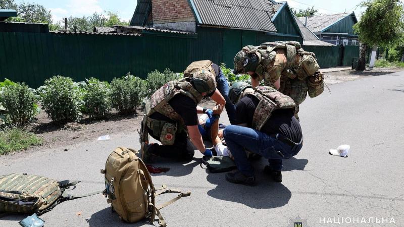 Ukrainas policisti palīdz iedzīvotājiem pēc raķešu trieciena pa Pokrovsku