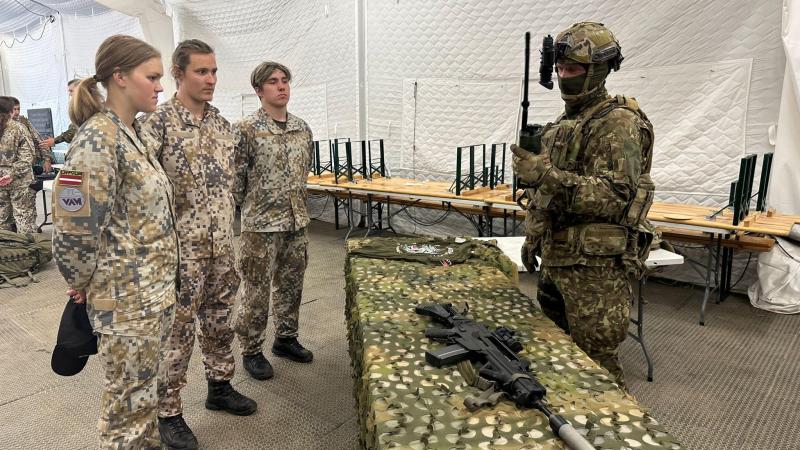 Karavīrs apmāca VAM nometnes dalībniekus par ieroču izmantošanu