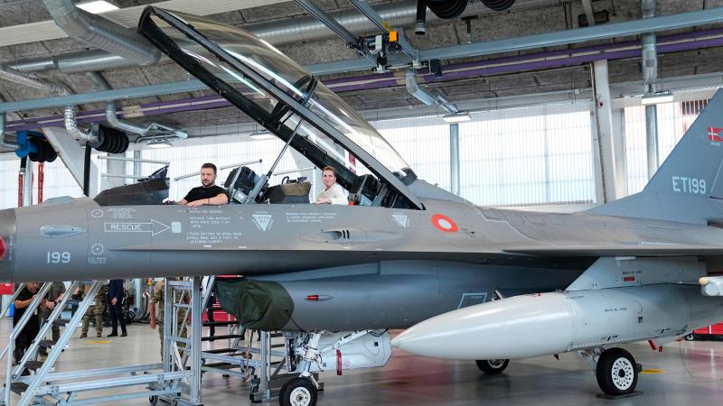 Ukrainas prezidents vizītē Dānijā apskata F-16
