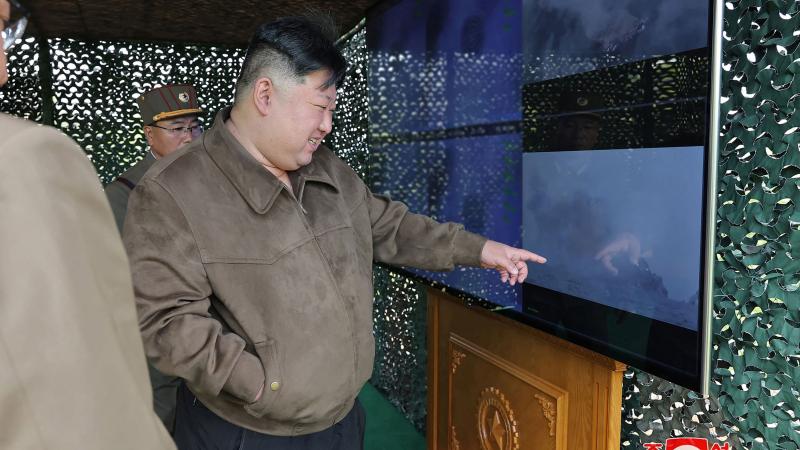 Ziemeļkorejas diktatos Kims Čen Uns vēro Artilērijas mācības