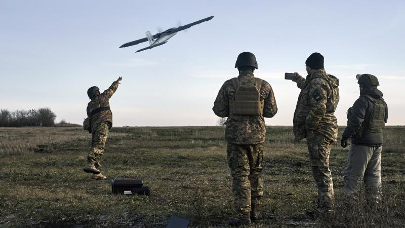 Ukrainas karavīri palaiž bezpilota lidaparātu pret Krievijas pozīcijām