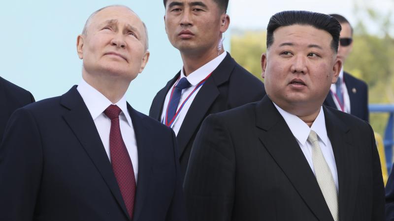 Krievijas diktators un kara noziedznieks Vladimirs Putins kopā ar Ziemeļkorejas diktatoru Kimu Čen Unu