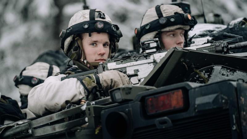 Zviedrijas bruņoto spēku karavīri mācībās "Nordic Response"