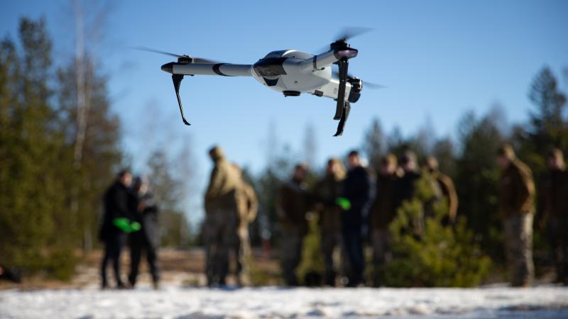 Latvijas armijas karavīru apmācība dronu lietošanā.