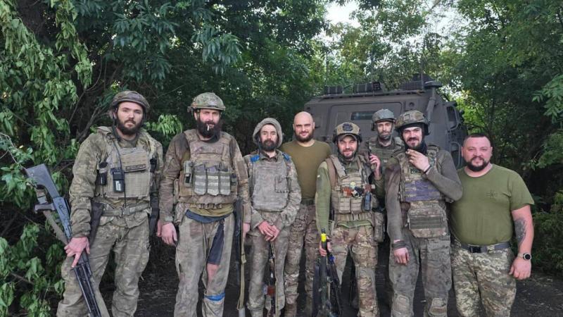 Ukrainas bruņoto spēku 225.triecienbataljona un 223. jūras kājnieku bataljona karavīri pēc izlaušanās no ielenkuma