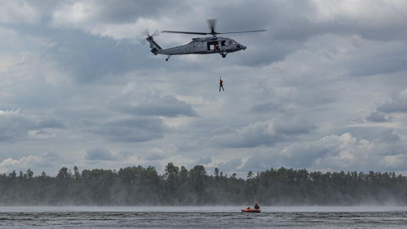 Latvijas armijas Gaisa spēki veic glābšanas operāciju