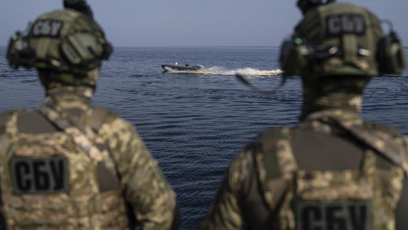 Ukrainas Drošības dienesta (SBU) kaujinieki ar virsūdens dronu "Sea Baby"