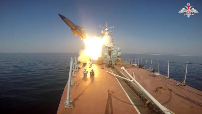 Raķešu šaušana no Krievijas karakuģa