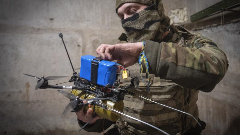 Ukrainas karavīrs gatavo dronu uzbrukumam