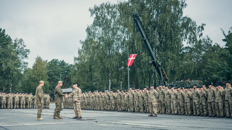 Svinīgā ceremonijā Dānijas bataljons pievienojies NATO daudznacionālajai brigādei Latvijā