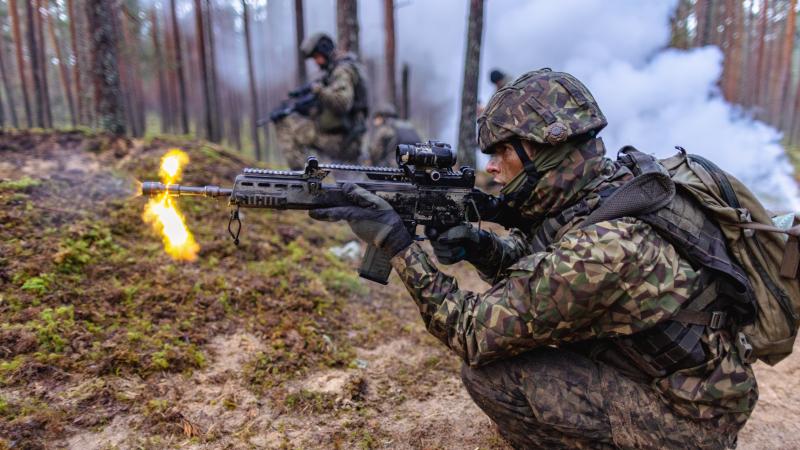 Valsts aizsardzības dienesta karavīri apgūst lauka kaujas iemaņas