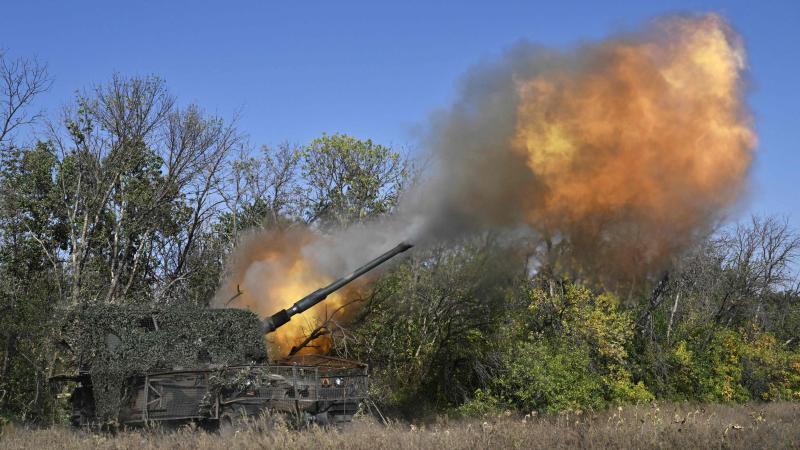 Ukrainas karavīri šauj ar pašgājējhaubici AHS Krab pret Krievijas pozīcijām netālu no frontes līnijas Doņeckas apgabalā,