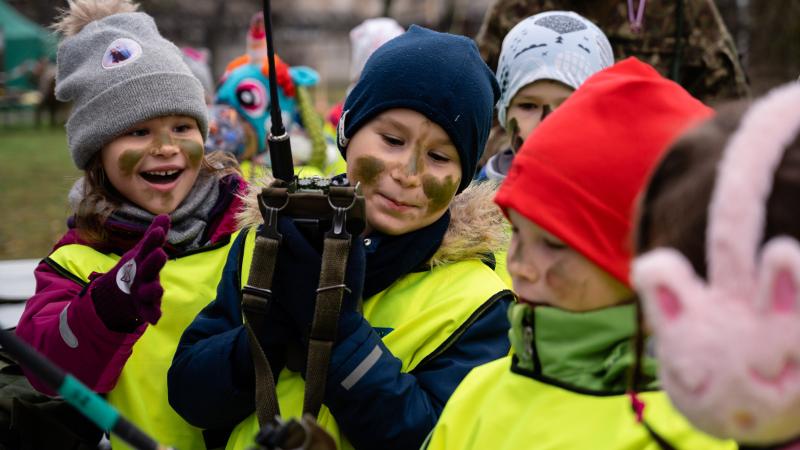 Bērni iepazīstas ar Zemessardzes bruņojumā esošo tehniku un sakaru līdzekļiem